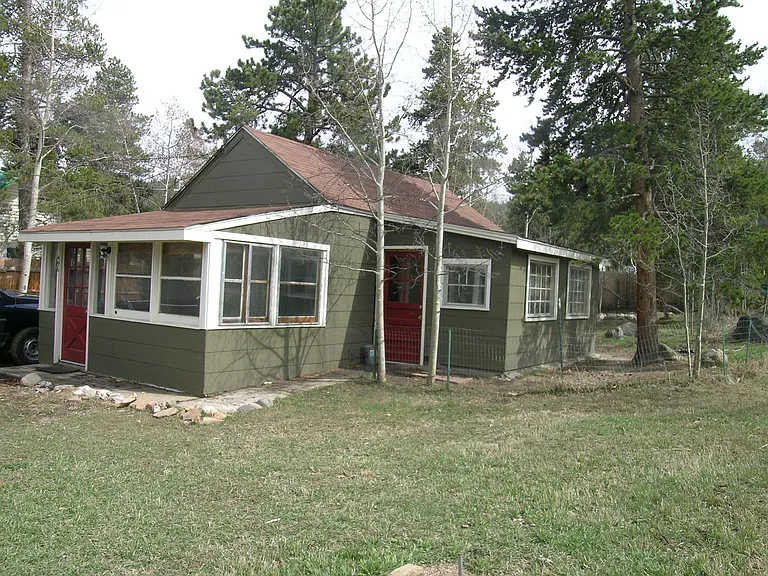 496 W Spring St — Photo 1
