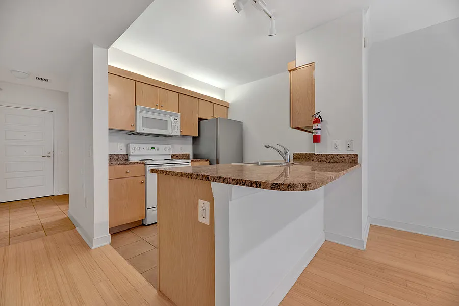Building Photo - 616 E St NW #707