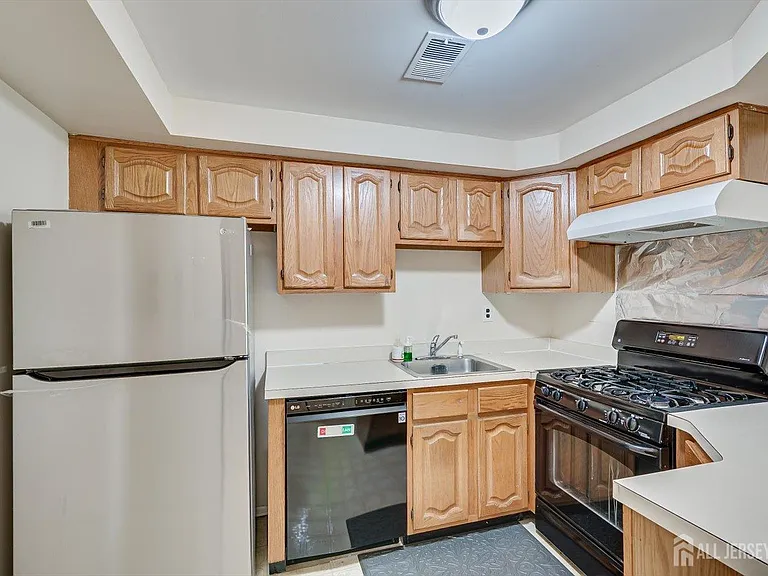 906 Montague Ave — Photo 10