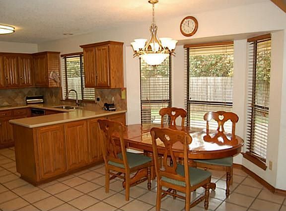 5th image of 2300 Lovell Ct