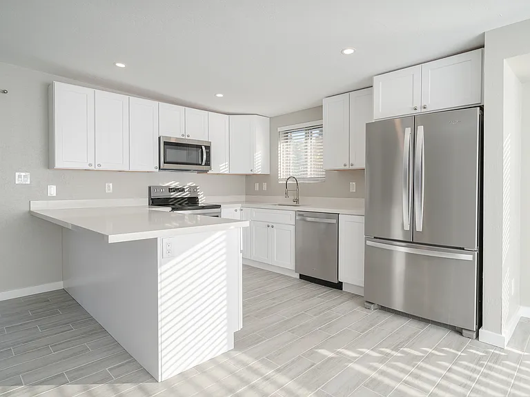 5010 W Beverly Ln — Photo 6