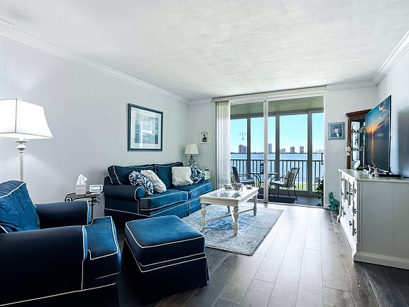 4th image of 100 Paradise Harbour Boulevard #203