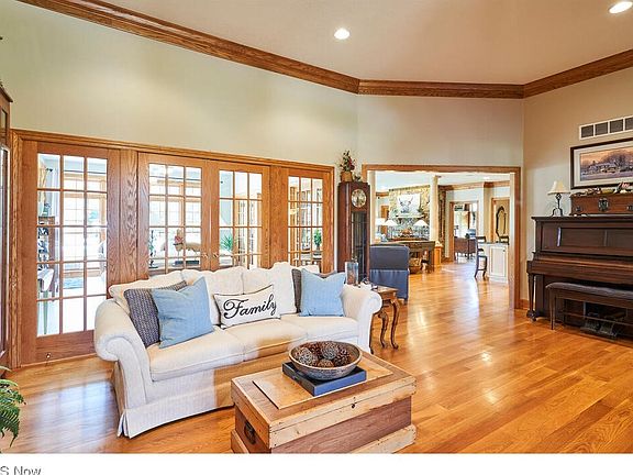 3rd image of 697 Huntley Dr