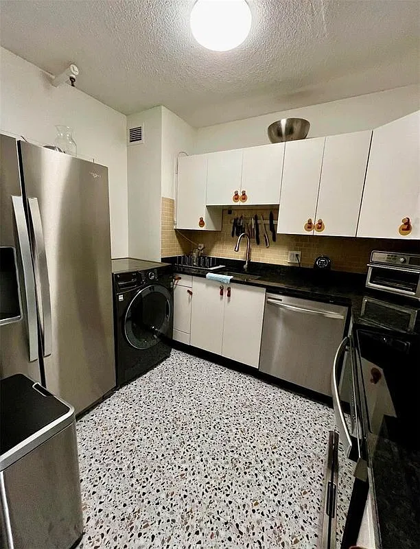 2 bed, 2.0 bath, 920 sqft, $3,100 — Photo 2