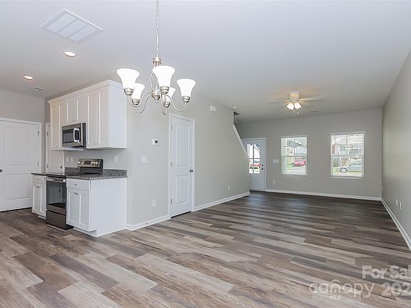 5th image of 239 Long St