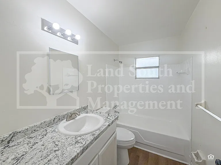 929 Lexington St — Photo 10