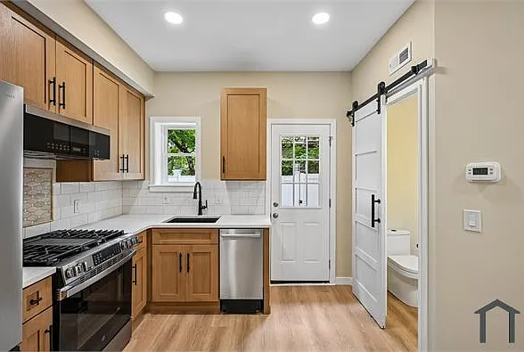 4 bed, 1176 sqft, $3,640 — Photo 3