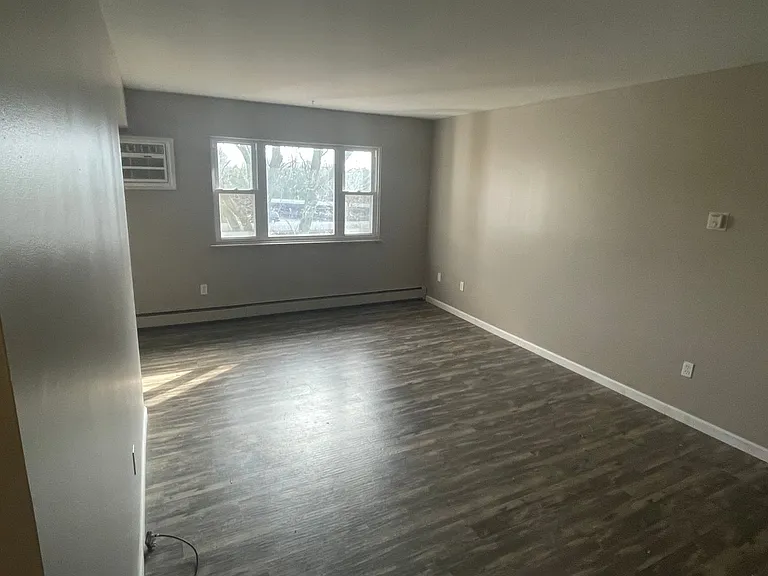 902 E Sturgis St — Photo 3