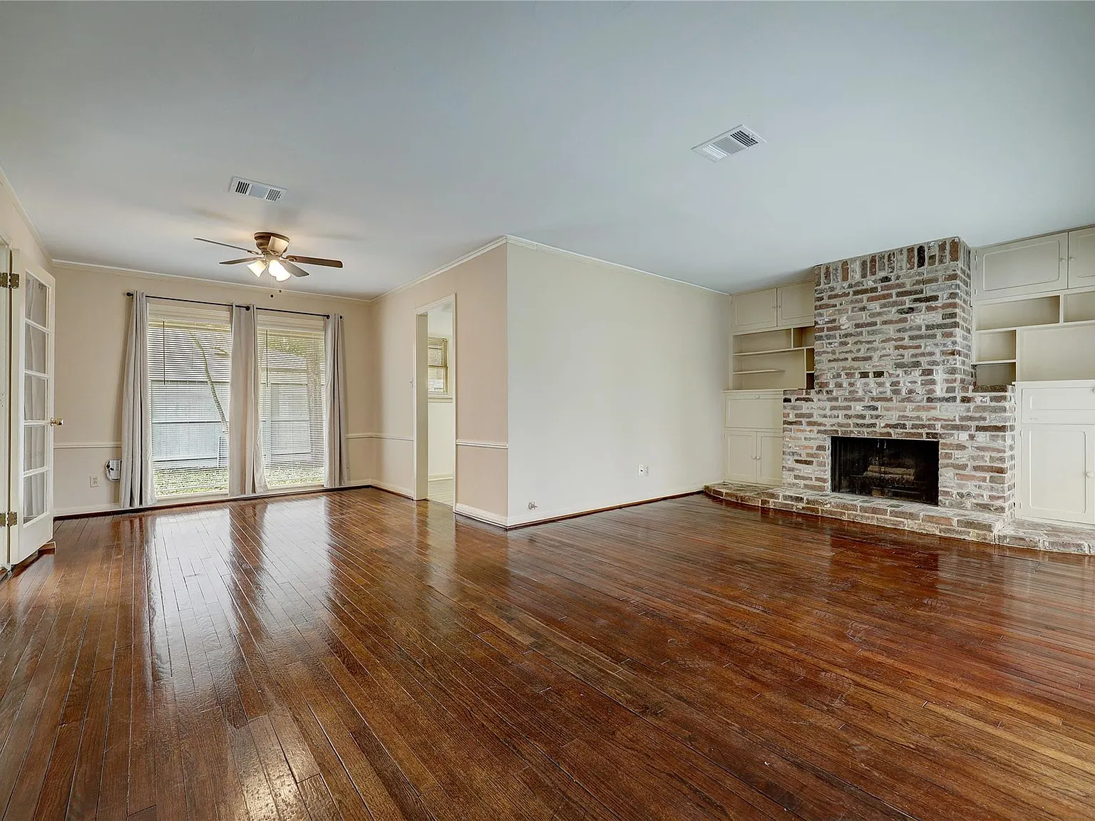 3 bed, 1.0 bath, 1363 sqft, $2,250 — Photo 2