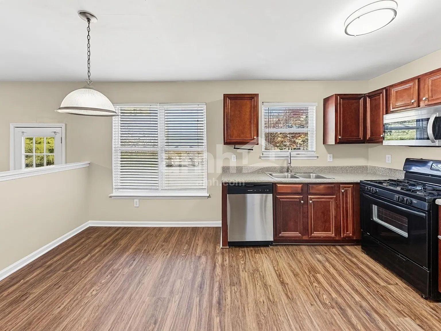 3 bed, 2.5 bath, 2309 sqft, $2,220 — Photo 3