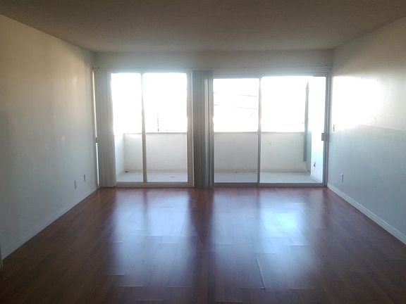 Living area with laminate floors (easy to clean!)