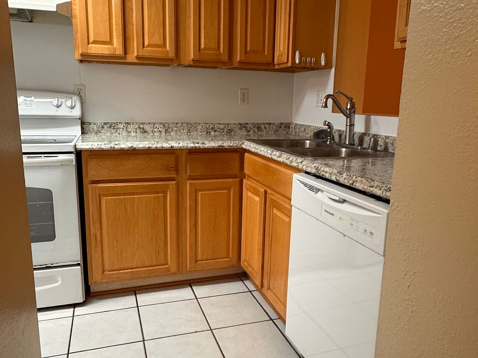 Kitchen- Hallway entrance