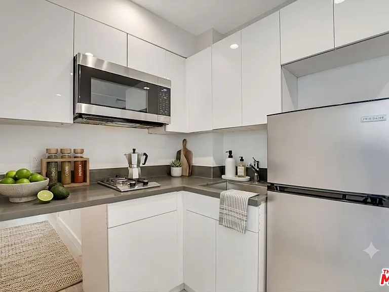946 S Ridgeley Dr #205 — Photo 7