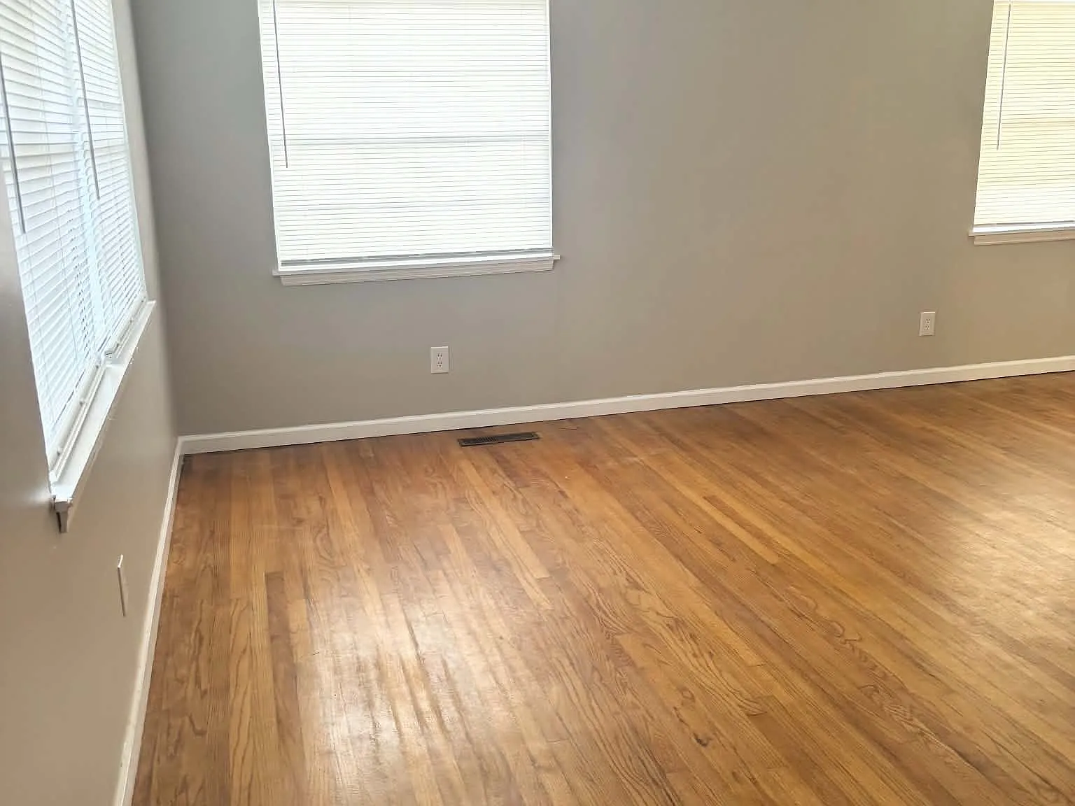 3 bed, 1298 sqft, $1,300 — Photo 2