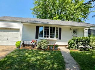 933 E 4th St, York, NE 68467