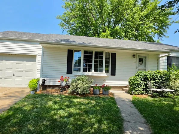 933 E 4th St, York, NE 68467
