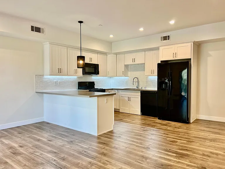 340 N Oxford Ave #202 — Photo 5