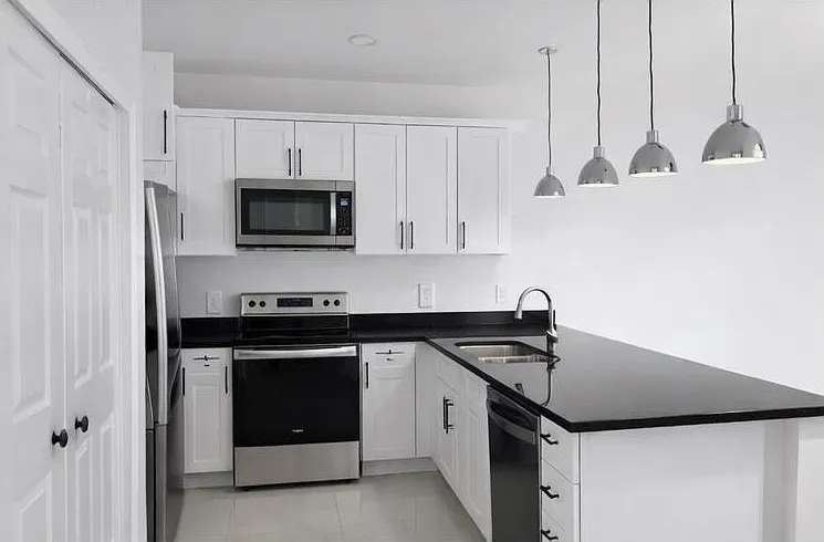 1112 Gilbert Ave S #1 — Photo 3