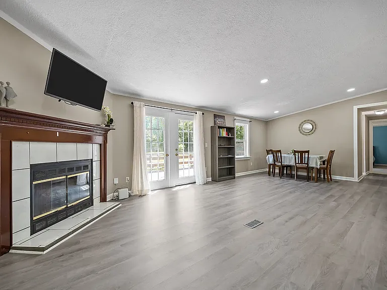 290 Thomas Cash Rd — Photo 4