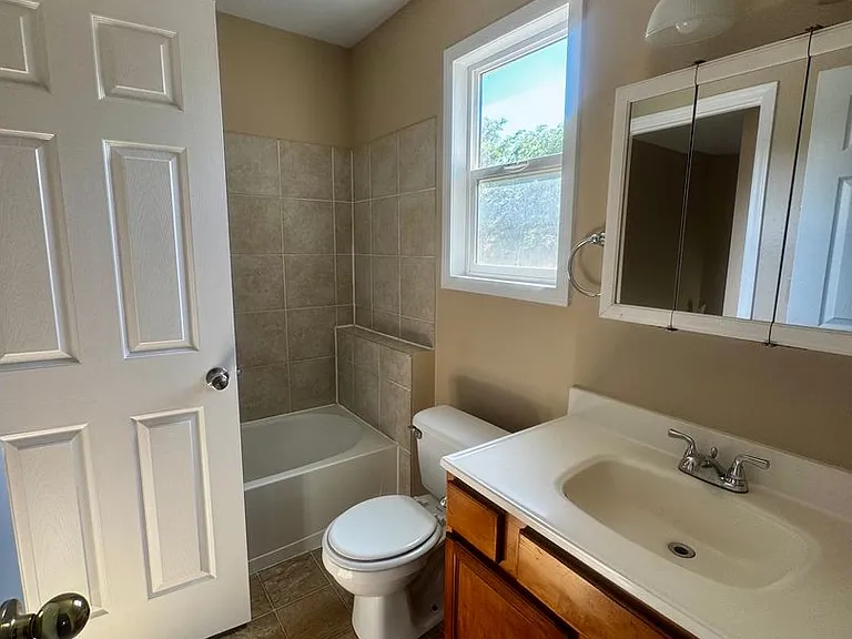 2429 E Monument St — Photo 21
