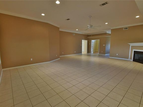3rd image of 600 Parker Ln