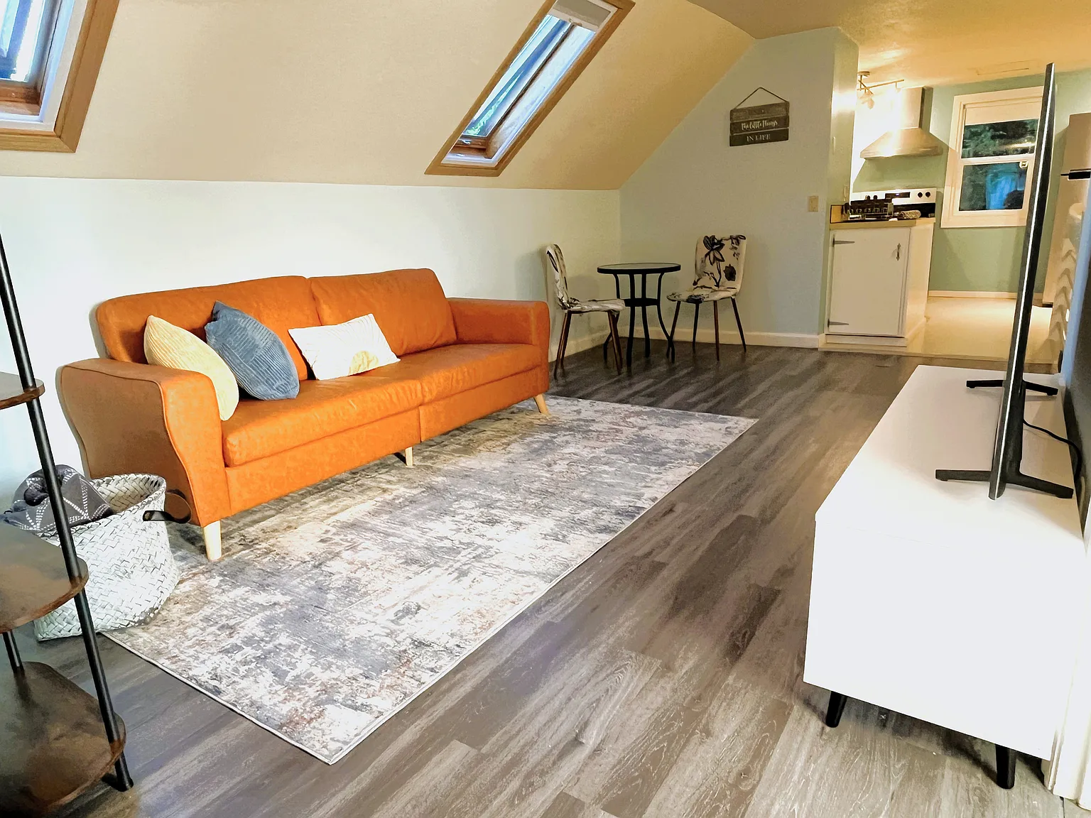 2 bed, 1100 sqft, $2,150 — Photo 3