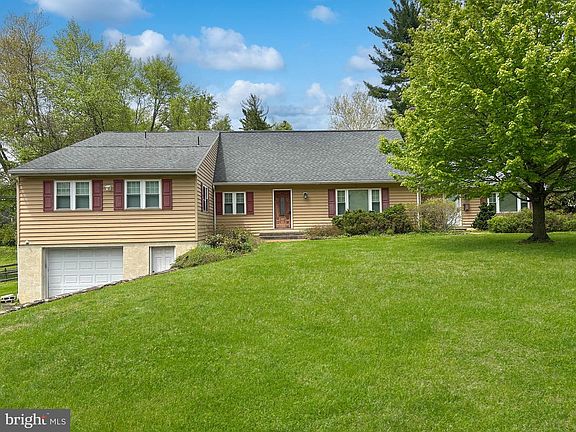 3rd image of 205 Oak Ln