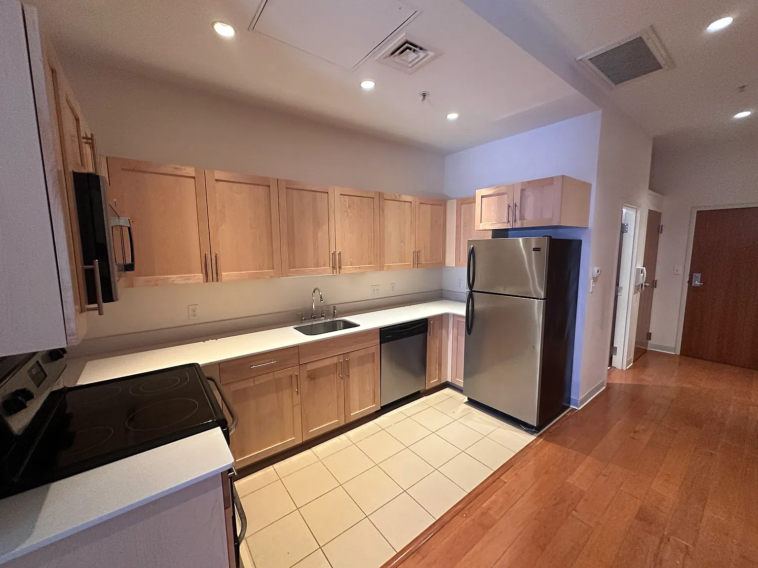 1 bed, 560 sqft, $3,200 — Photo 3