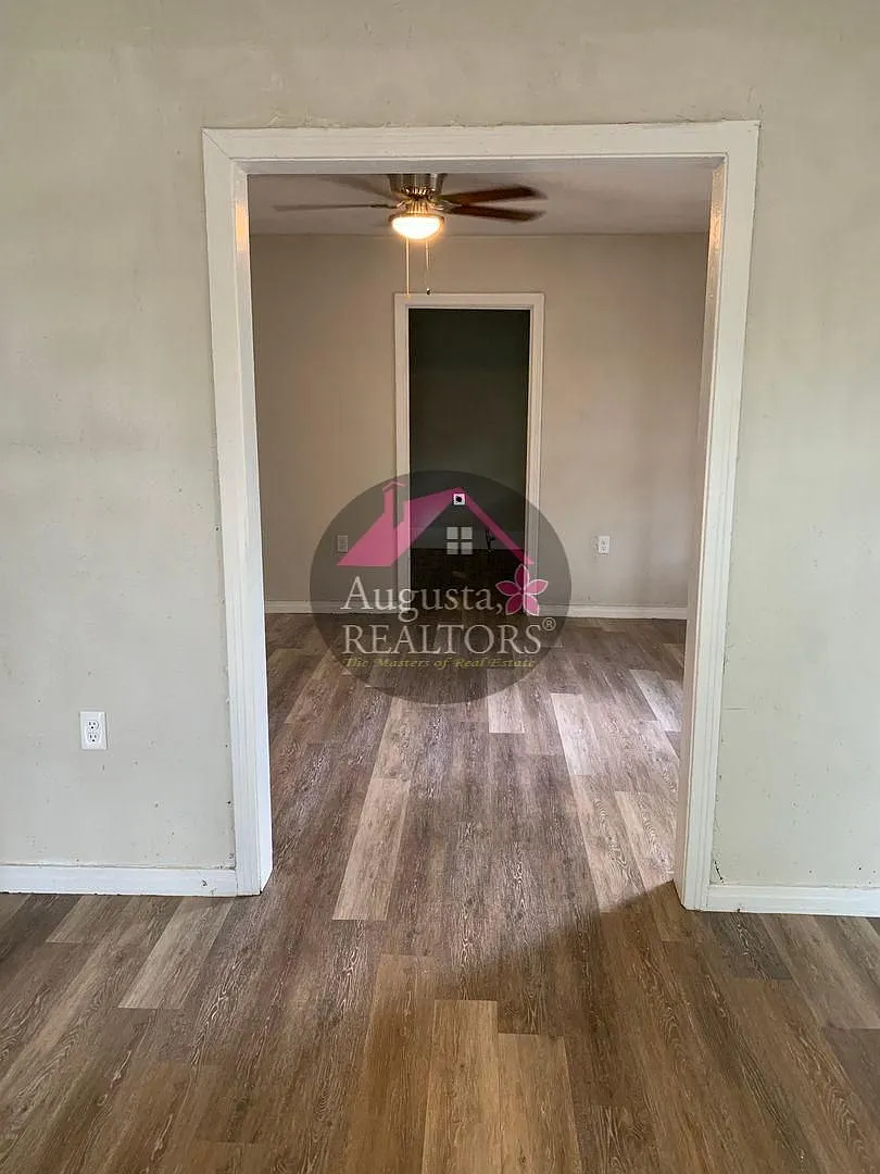 Completely Remodeled 1 Bedroom Home! — Photo 4