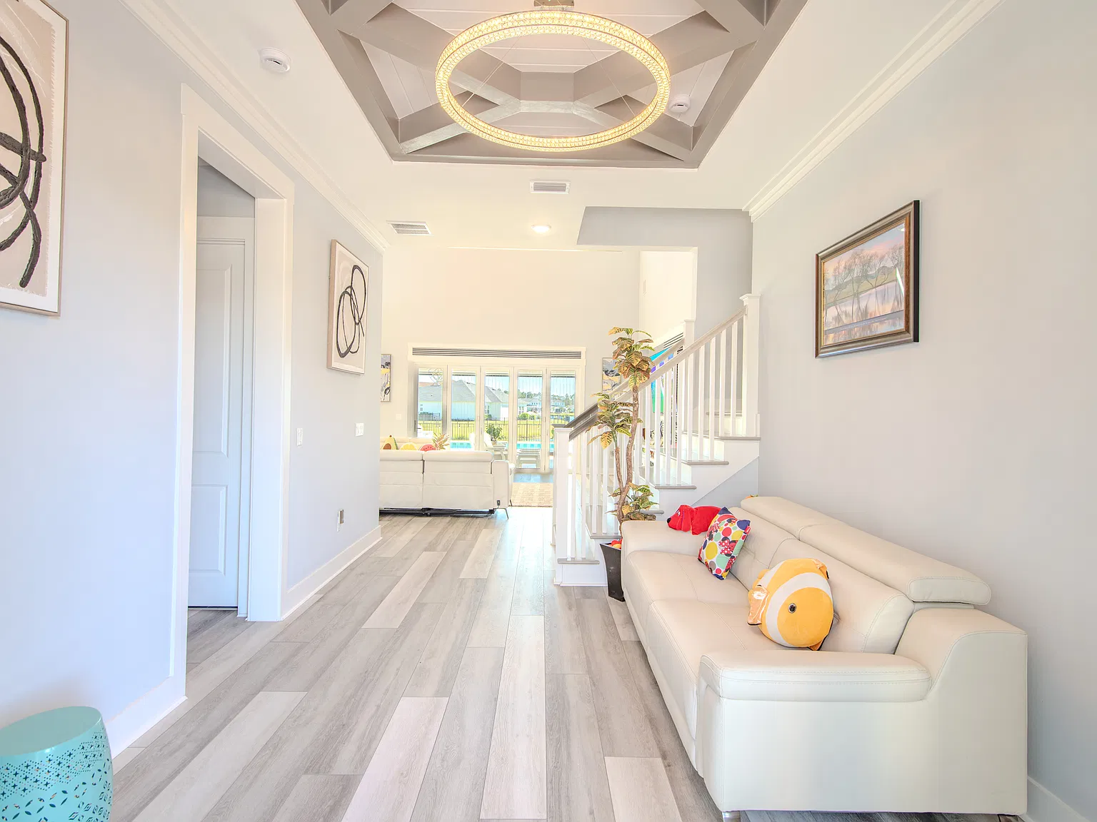 5 bed, 3382 sqft, $9,500 — Photo 2