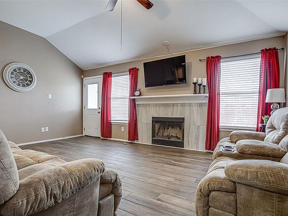 3rd image of 1825 Cool Springs Dr