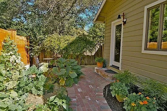 108 Crest Ave — Photo 2