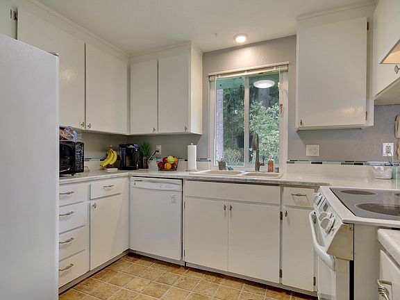 5th image of 909 Glen Oaks Dr E
