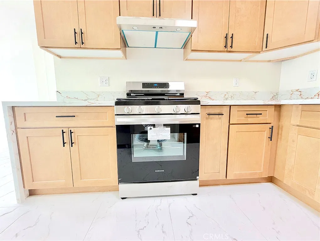 2 bed, 915 sqft, $3,250 — Photo 2
