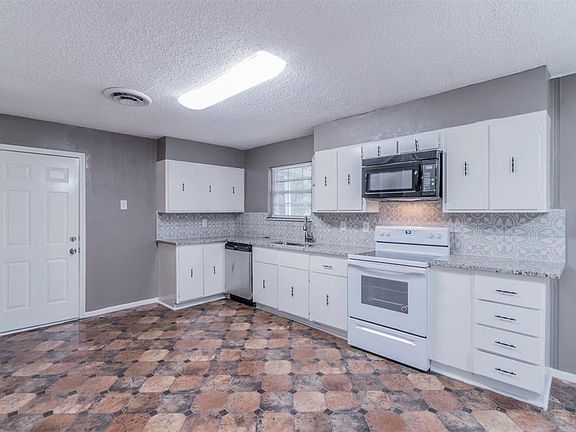 3rd image of 8312 Doreen Ave