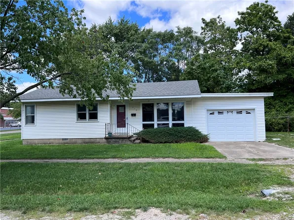 420 W 1st St, Saint Elmo, IL 62458