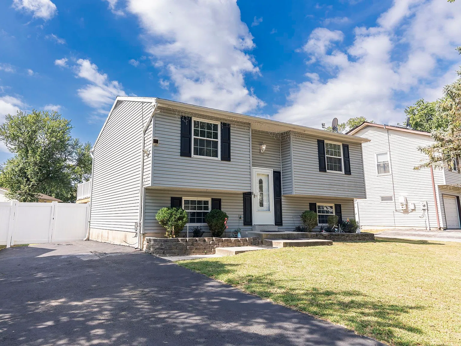 4 bed, 1420 sqft, $3,150 — Photo 2