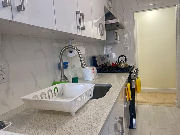 5th image of 142-05 Roosevelt Ave #703