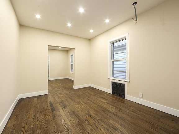 3rd image of 923 Logan Ave