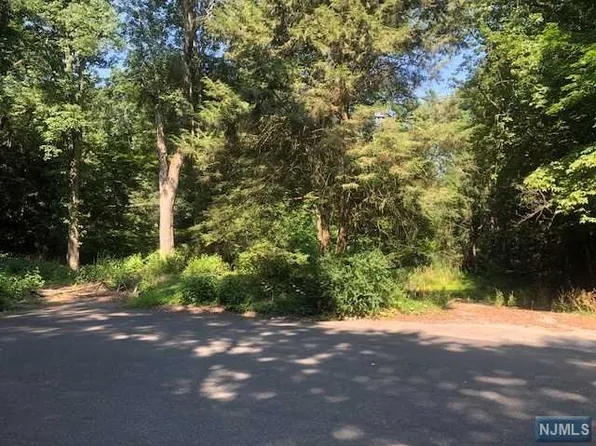17 Westerly Rd, Saddle River, NJ 07458