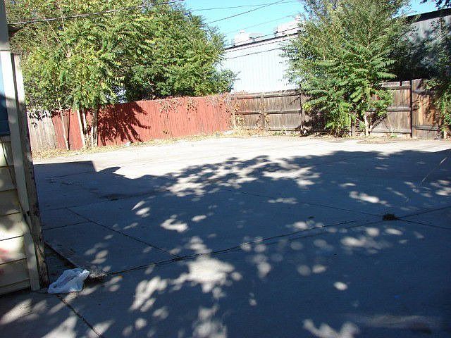 2nd image of 4430 Cook St