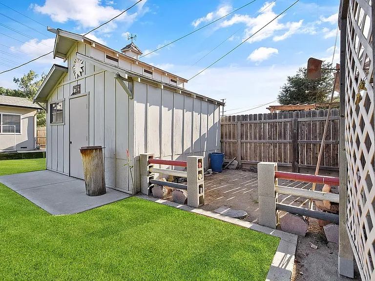 1716 E Academy Ave — Photo 4