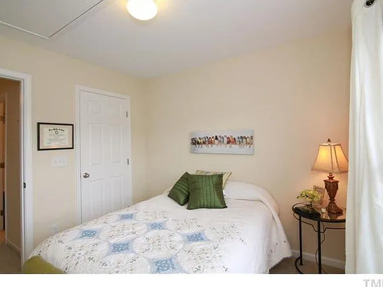 Bedroom 2 (third floor)