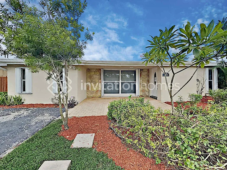 1195 NW 92nd Ave — Photo 1