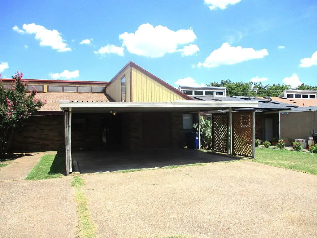 203 Yorkshire Ct. — Photo 2