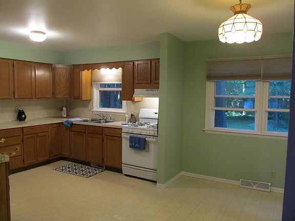 Kitchen & Large Eating Area