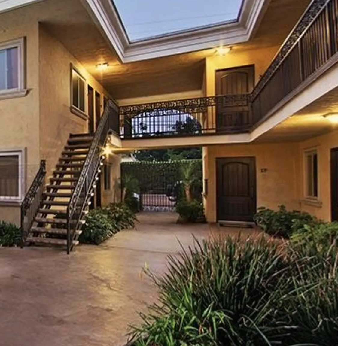 2 bed, 725 sqft, $2,400 — Photo 1