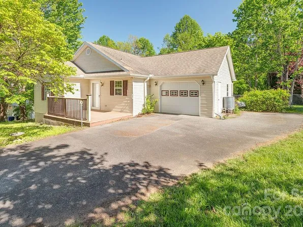 361 Crescent St, Saluda, NC 28773