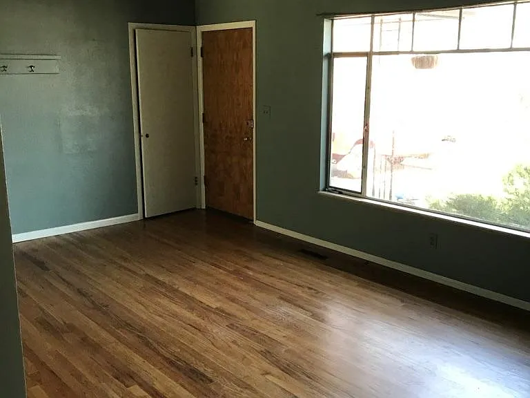 1305 Hillcrest Dr — Photo 3