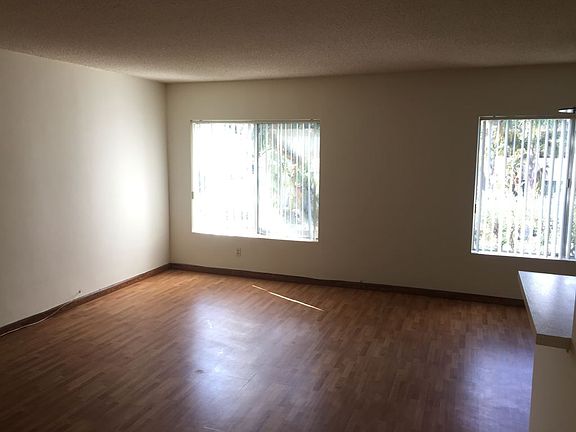 5th image of 5328 Newcastle Ave Unit 70